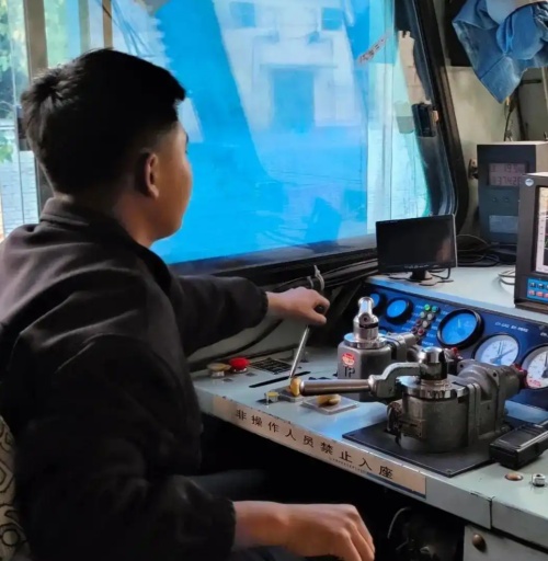 鐵路機車車輛駕駛?cè)藛T資格考試每年有幾次