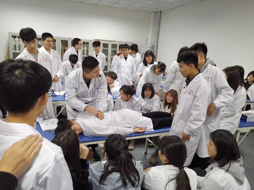 以后想當臨床醫(yī)生，上石家莊冀聯(lián)醫(yī)學中專學校選什么專業(yè)？